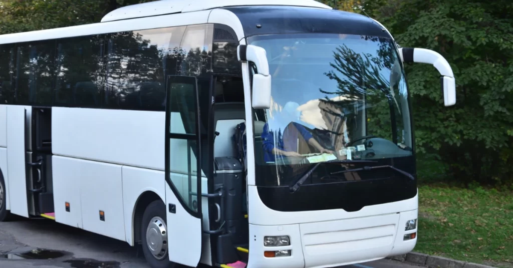 Advantages of a Charter Bus Rental for Educational Field Trips