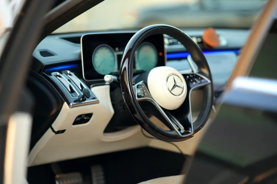 daily car rental with driver Dubai
